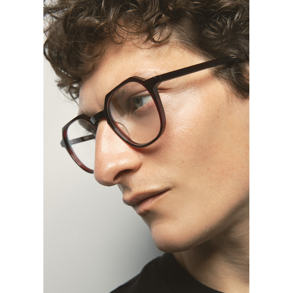 Kaleos Delacorte L Bordeaux Cristal 05 portée, détail - Les Lunettes de Pauline