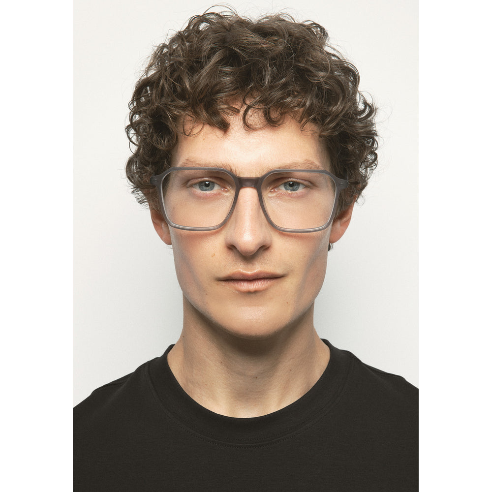 Kaleos Gettis L Gris Cristal Mat 03 portée - Les Lunettes de Pauline