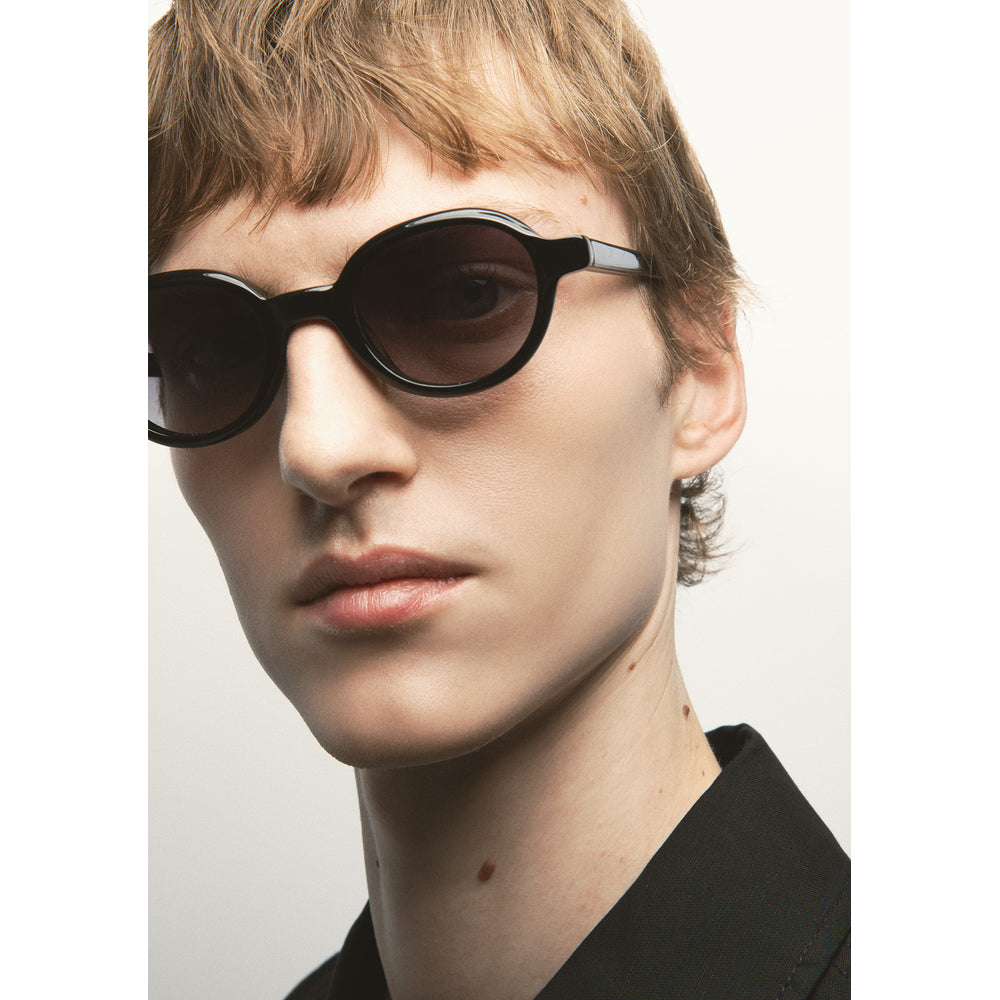 Kaleos Lemons Noir 01 portée, détail - Les Lunettes de Pauline