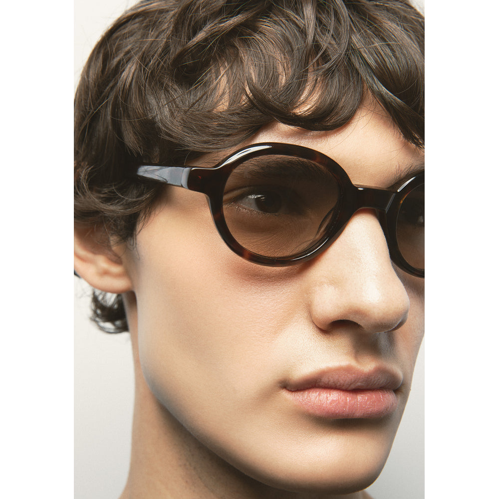 Kaleos Lemons Havane Foncé Photochromique 02 portée, détail - Les Lunettes de Pauline