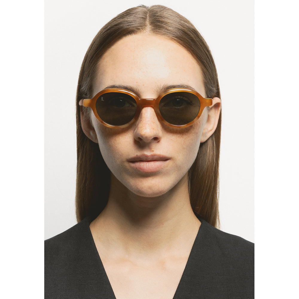 Kaleos Lemons Havane Ambré Minéral 03 portée - Les Lunettes de Pauline