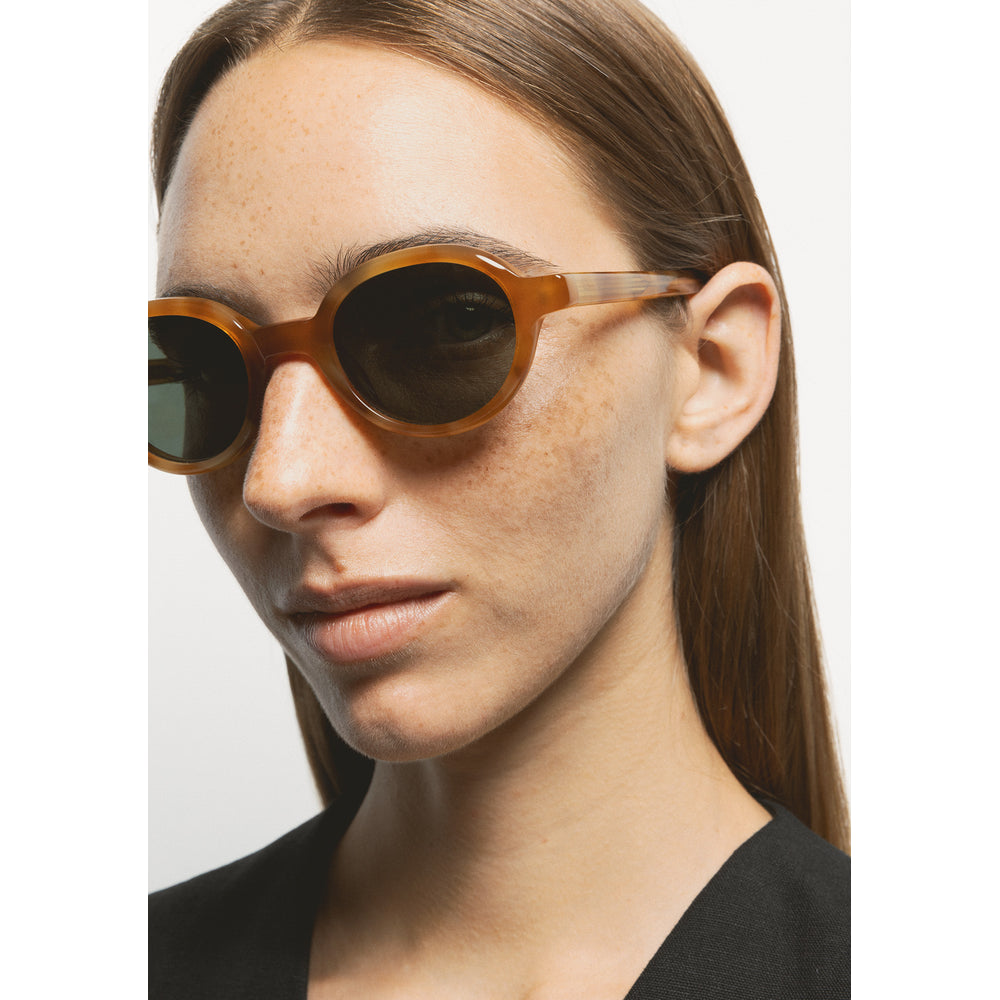 Kaleos Lemons Havane Ambré Minéral 03 portée, trois-quarts - Les Lunettes de Pauline
