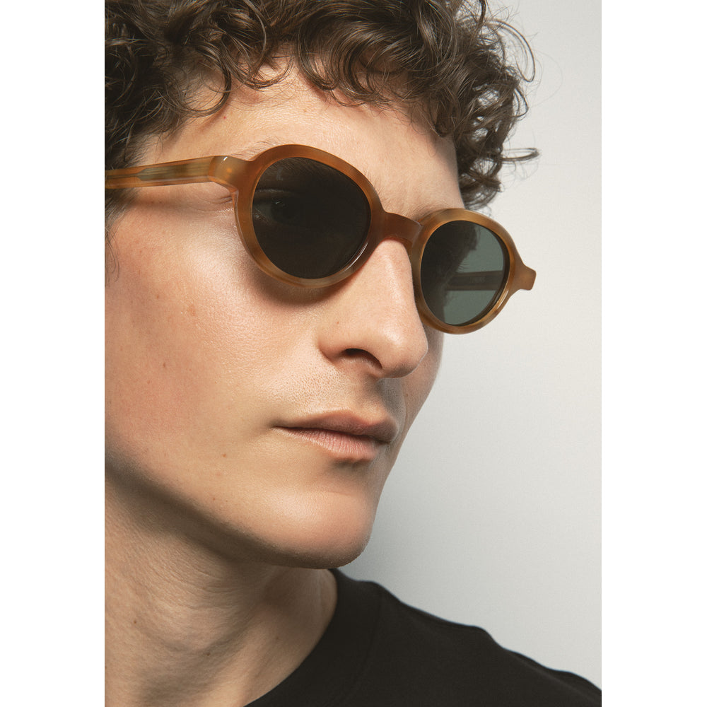 Kaleos Lemons Havane Ambré Minéral 03 portée, détail - Les Lunettes de Pauline
