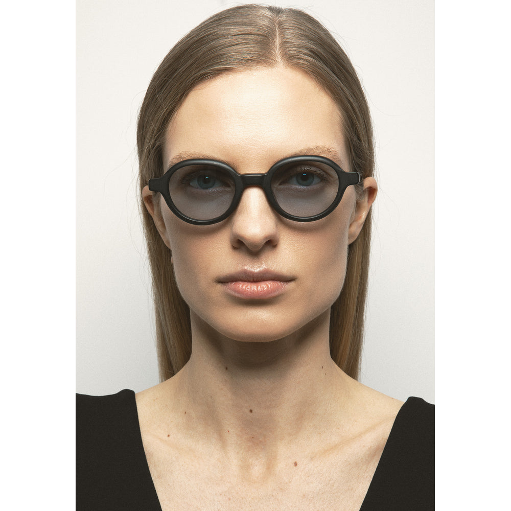 Kaleos Lemons Noir Mat Photochromique 04 portée - Les Lunettes de Pauline