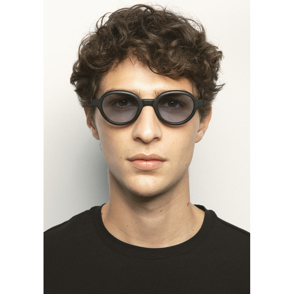 Kaleos Lemons Noir Mat Photochromique 04 portée, second plan - Les Lunettes de Pauline