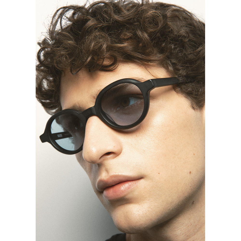 Kaleos Lemons Noir Mat Photochromique 04 portée, détail - Les Lunettes de Pauline