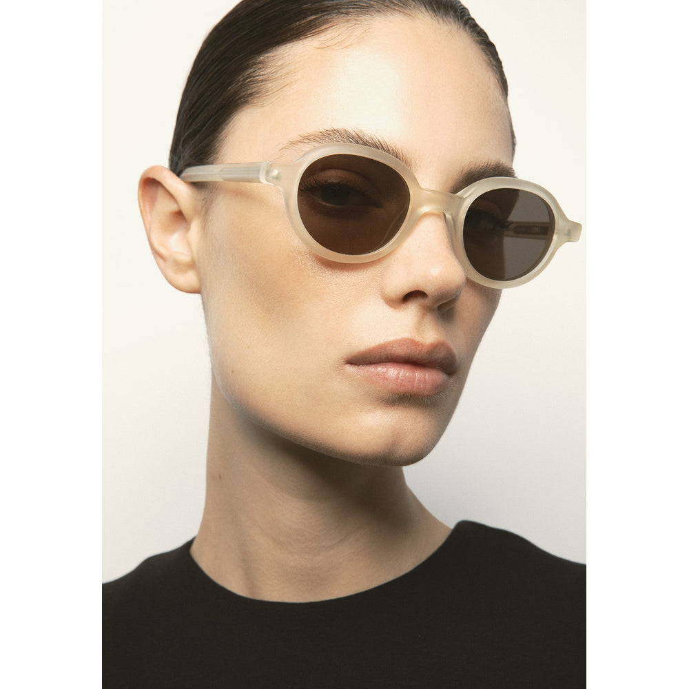 Kaleos Lemons Jaune Cristal Mat Polarisés 05 portée, trois-quarts - Les Lunettes de Pauline