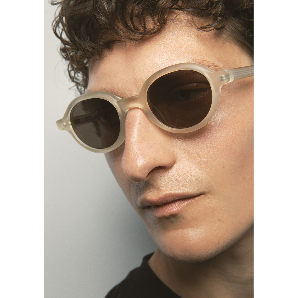 Kaleos Lemons Jaune Cristal Mat Polarisés 05 portée, détail - Les Lunettes de Pauline