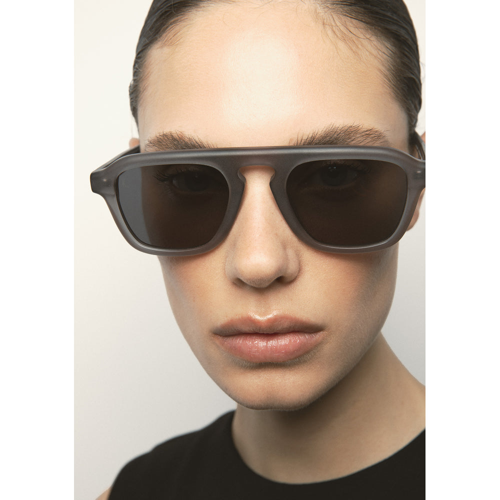 Kaleos Crowne Gris Cristal Mat Polarisés 03 portée, trois-quarts - Les Lunettes de Pauline