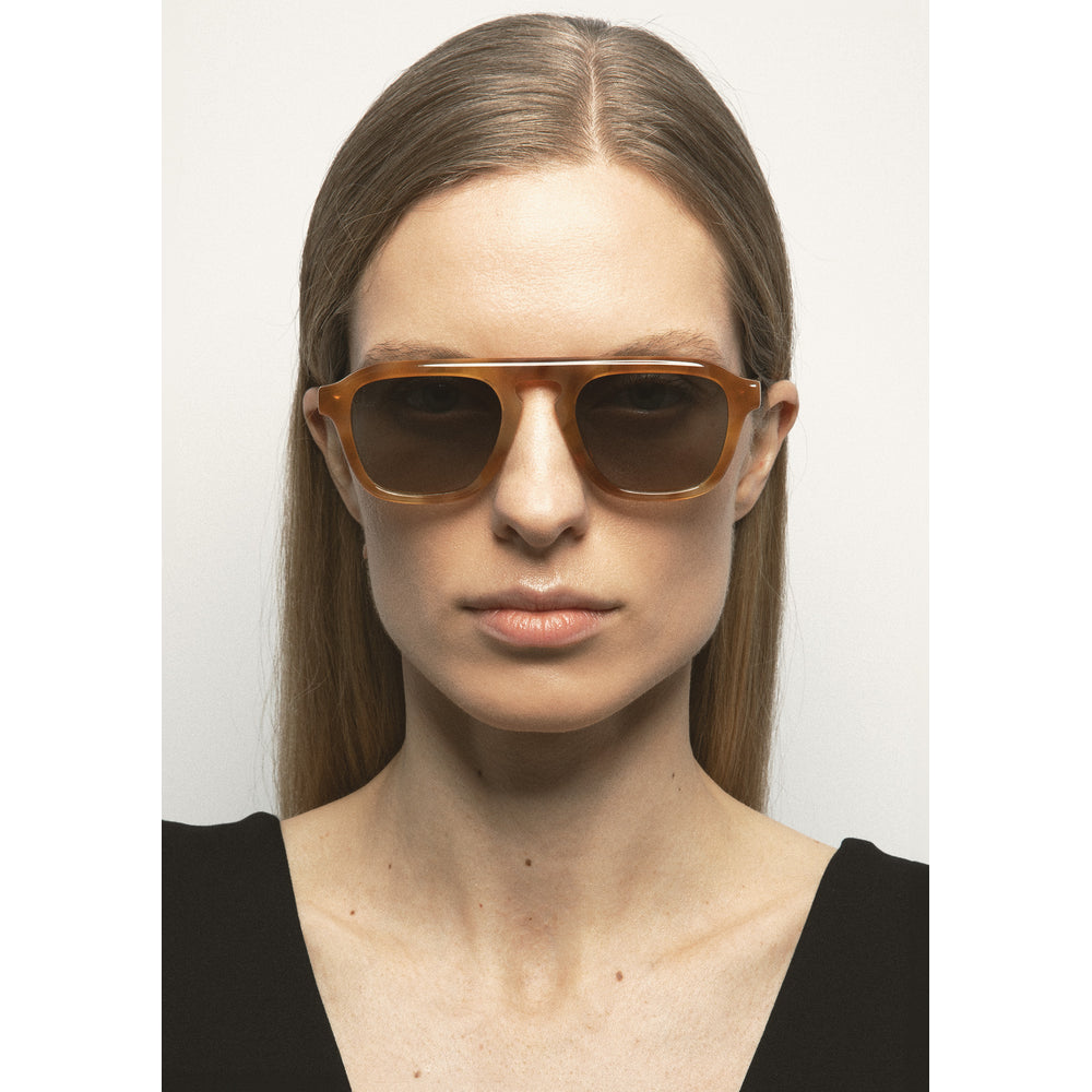Kaleos Crowne Havane Ambré 04 portée - Les Lunettes de Pauline