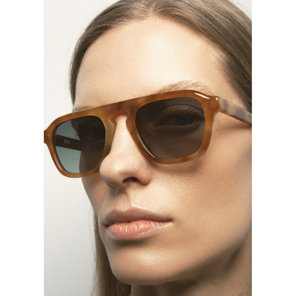 Kaleos Crowne Havane Ambré 04 portée, trois-quarts - Les Lunettes de Pauline