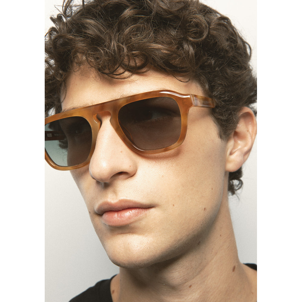 Kaleos Crowne Havane Ambré 04 portée, détail - Les Lunettes de Pauline