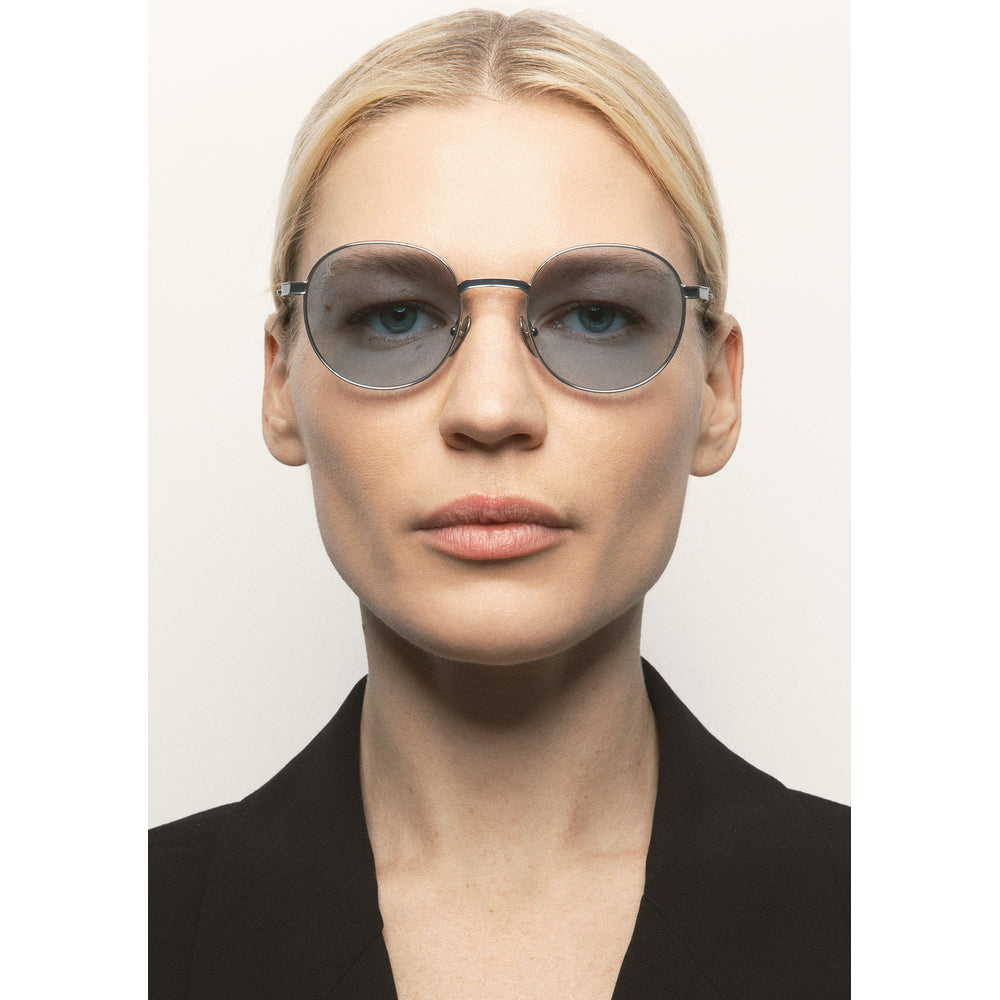Kaleos Flynn Titane Argent Photochromique 01 portée - Les Lunettes de Pauline