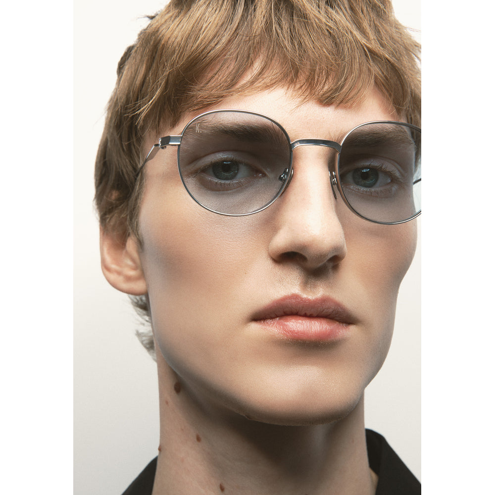 Kaleos Flynn Titane Argent Photochromique 01 portée, détail - Les Lunettes de Pauline