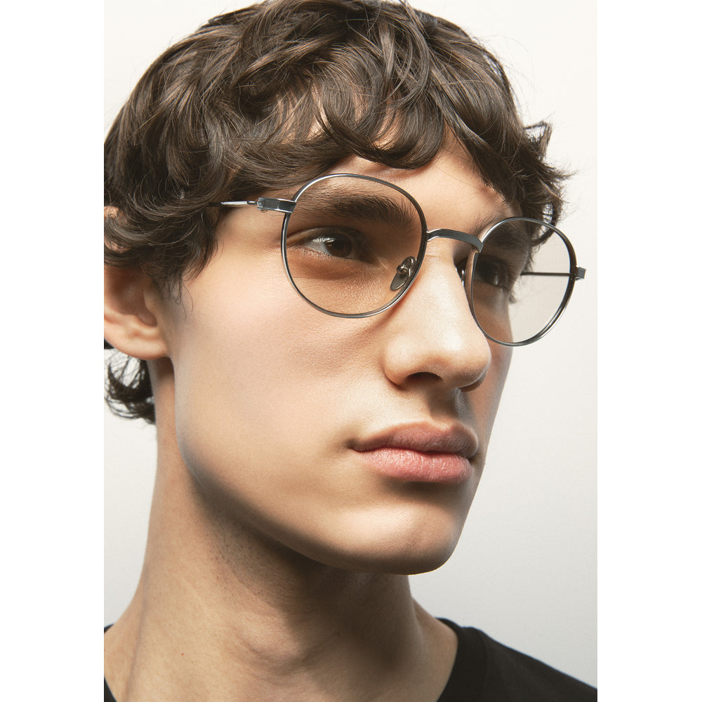 Kaleos Flynn Titane Argent Photochromique 02 portée, détail - Les Lunettes de Pauline