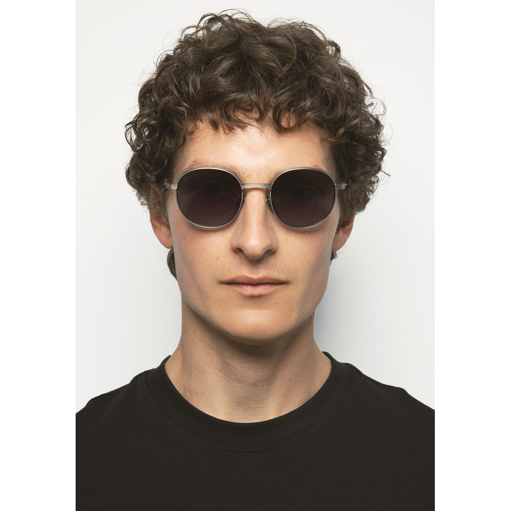 Kaleos Flynn Titane Gris Anthracite Mat 03 portée, second plan - Les Lunettes de Pauline
