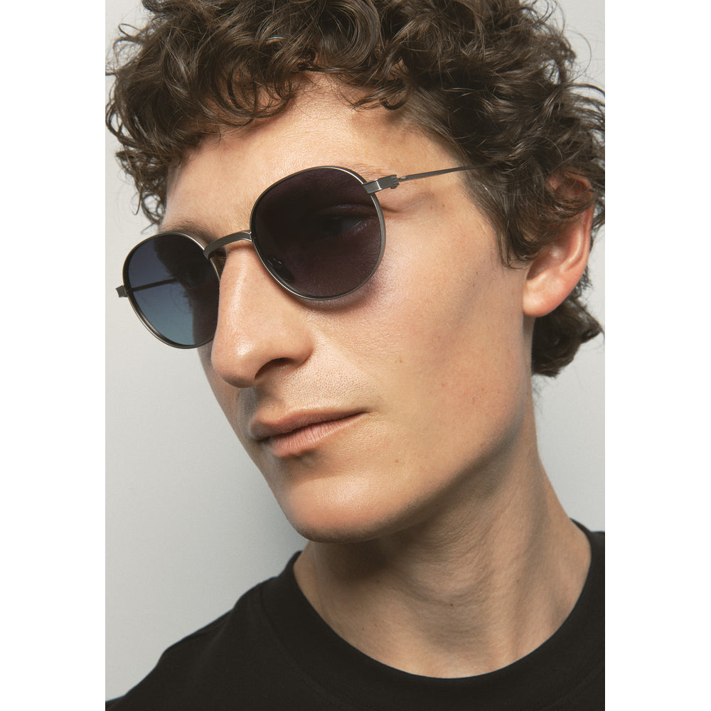 Kaleos Flynn Titane Gris Anthracite Mat 03 portée, détail - Les Lunettes de Pauline