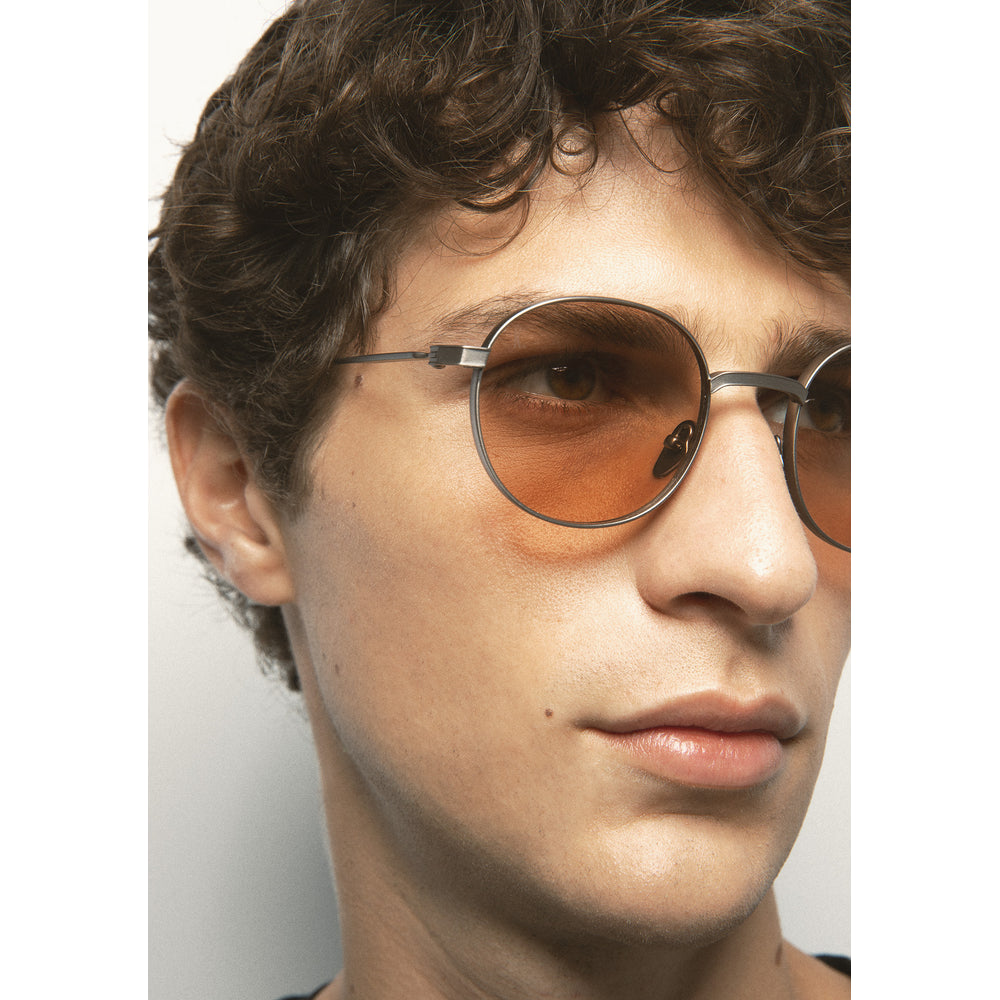 Kaleos Flynn Titane Gris Anthracite Mat Photochromique 04 portée, détail - Les Lunettes de Pauline