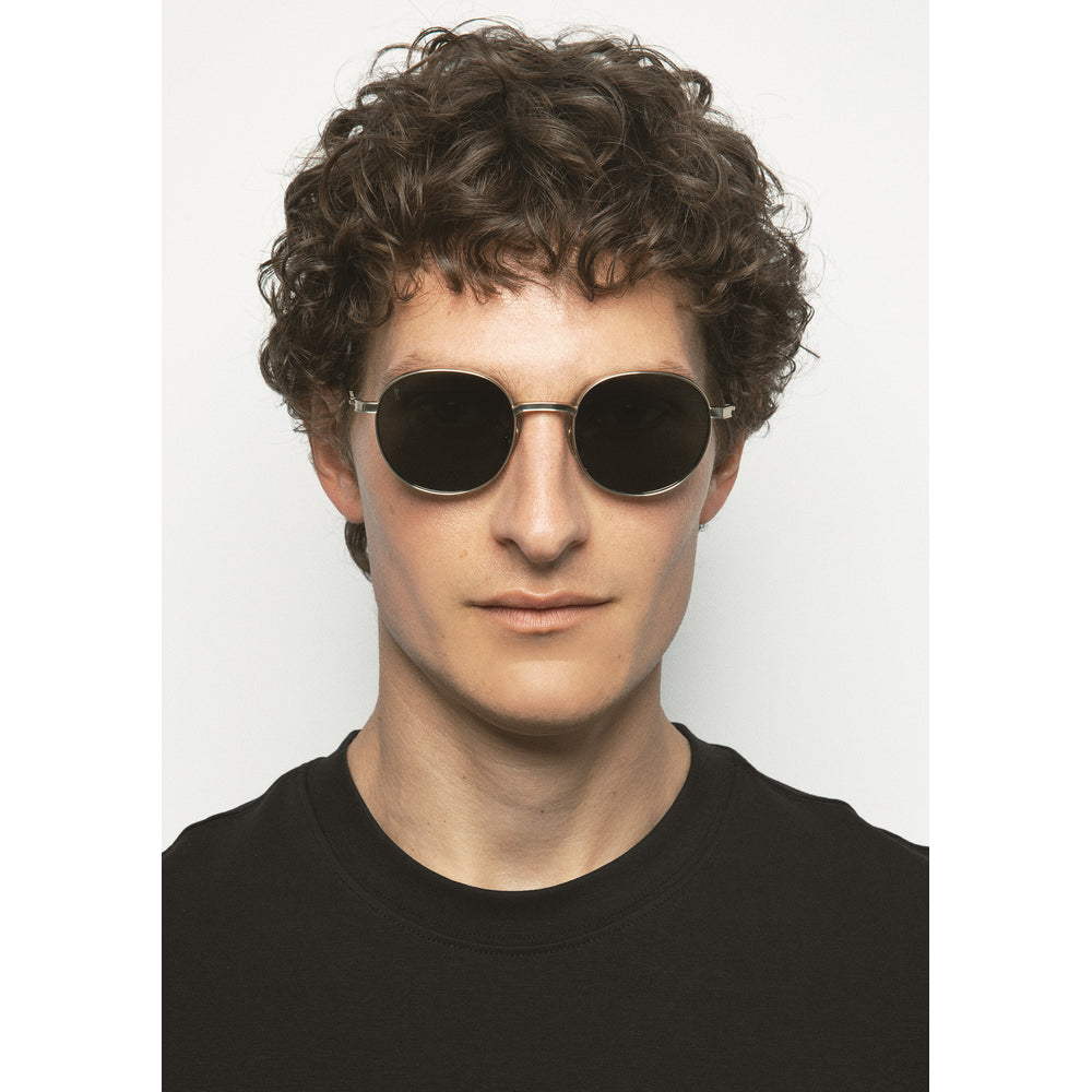 Kaleos Flynn Titane Doré Minéral 05 portée, second plan - Les Lunettes de Pauline