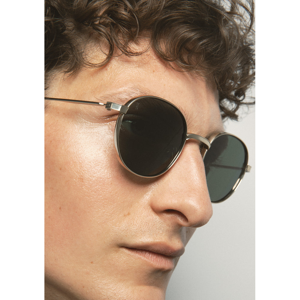 Kaleos Flynn Titane Doré Minéral 05 portée, détail - Les Lunettes de Pauline