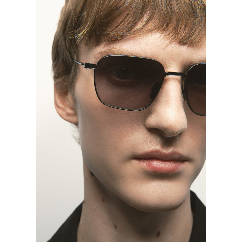 Kaleos Seymour Titane Noir Mat 01 portée, détail - Les Lunettes de Pauline