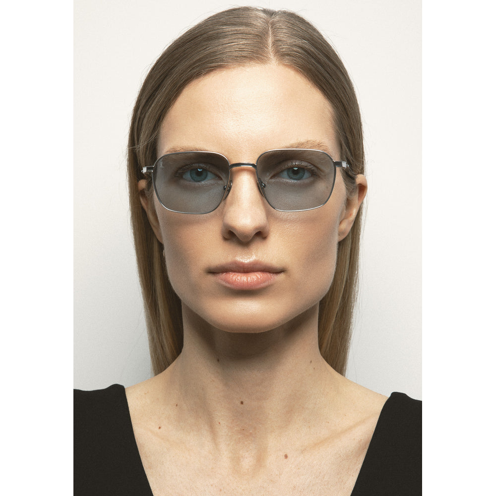 Kaleos Seymour Titane Argent Photochromique 02 portée - Les Lunettes de Pauline
