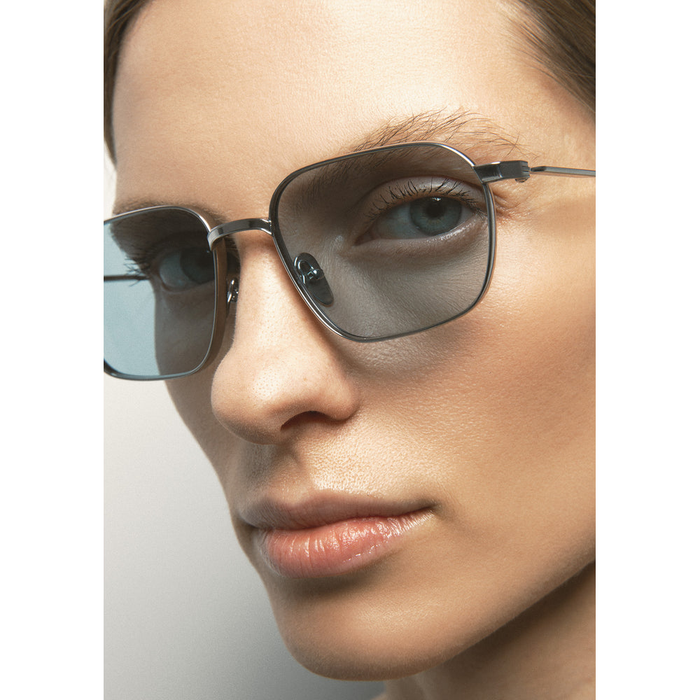 Kaleos Seymour Titane Argent Photochromique 02 portée, trois-quarts - Les Lunettes de Pauline