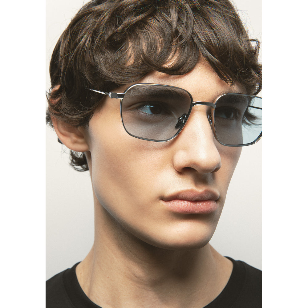 Kaleos Seymour Titane Argent Photochromique 02 portée, détail - Les Lunettes de Pauline