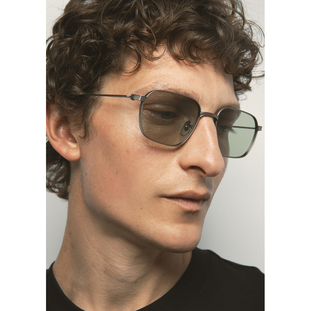 Kaleos Seymour Titane Gris Anthracite Mat Photochromique 03 portée, détail - Les Lunettes de Pauline