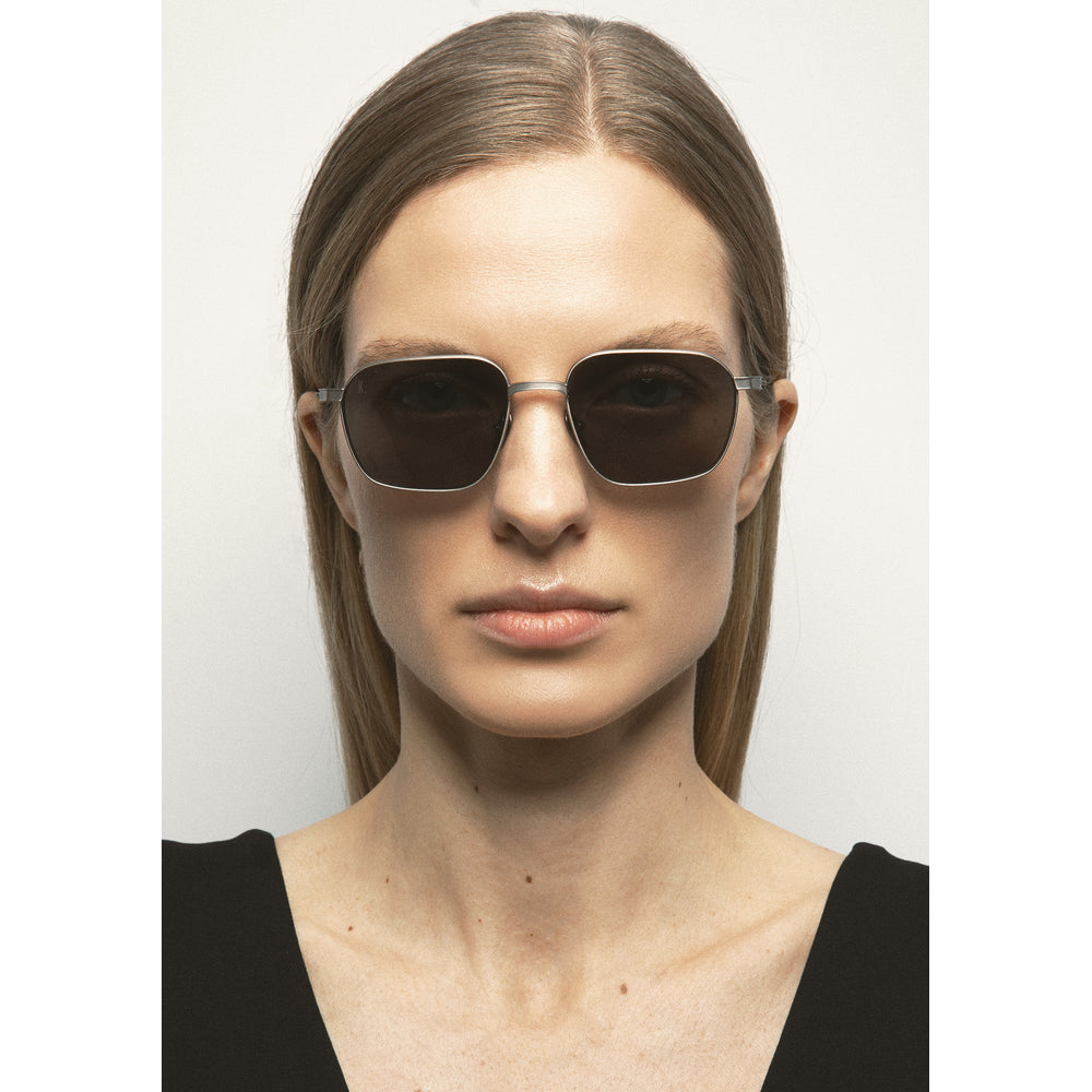 Kaleos Seymour Titane Gris Anthracite Mat Polarisés 04 portée - Les Lunettes de Pauline