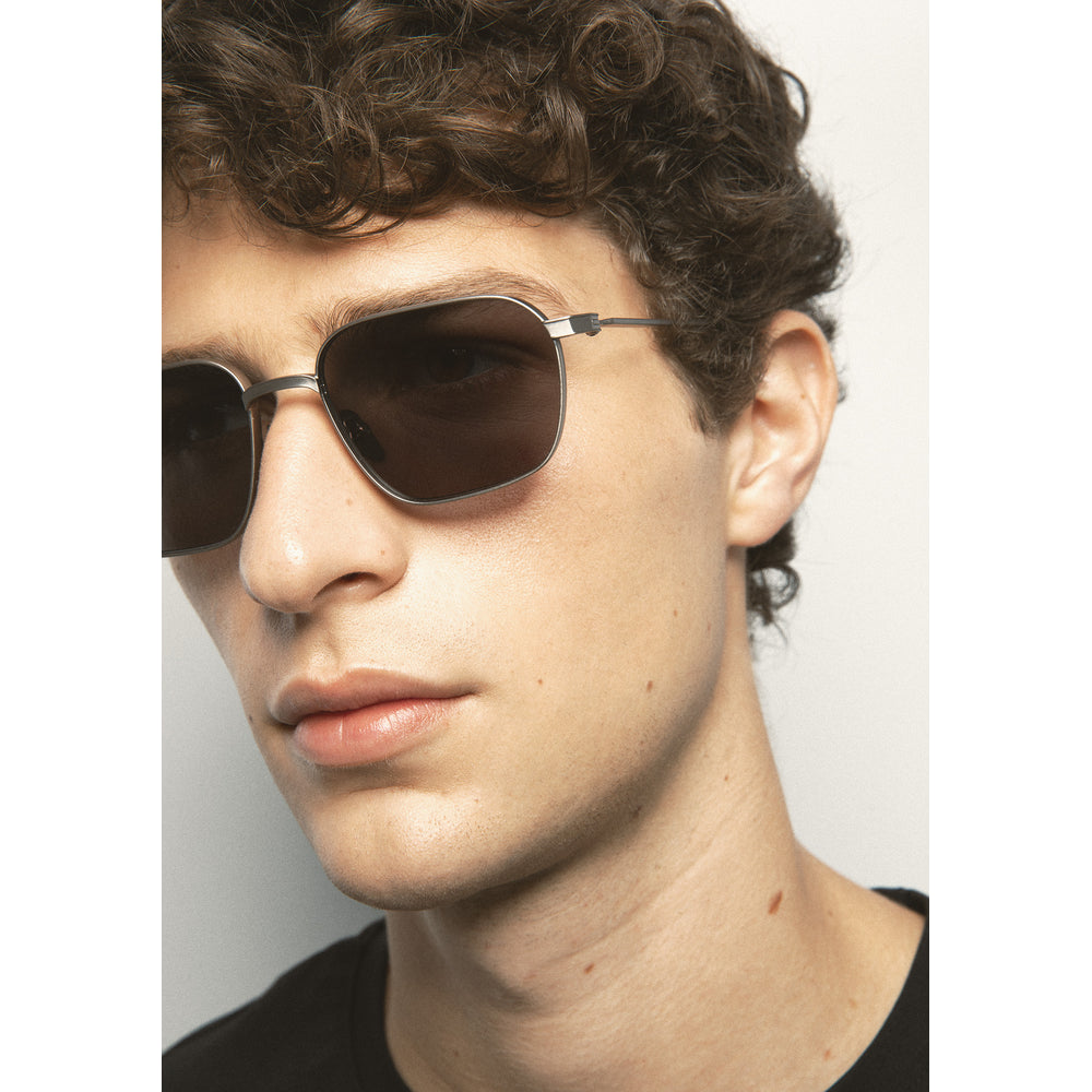 Kaleos Seymour Titane Gris Anthracite Mat Polarisés 04 portée, détail - Les Lunettes de Pauline