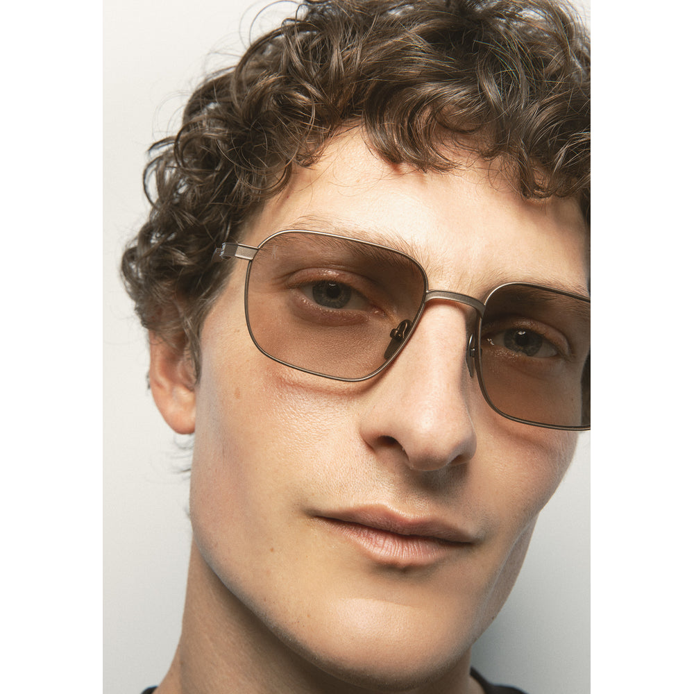 Kaleos Seymour Titane Marron Photochromique 05 portée, détail - Les Lunettes de Pauline