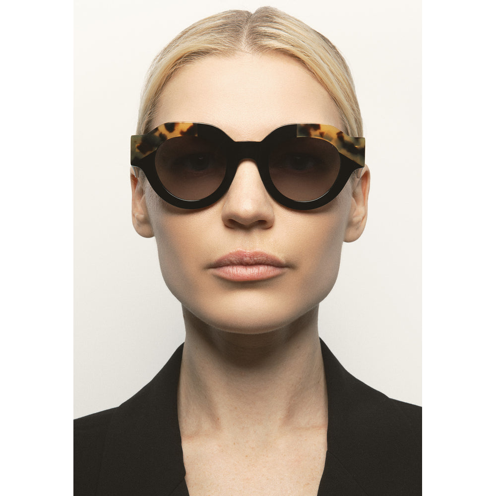 Kaleos Travers Noir 01 portée - Les Lunettes de Pauline