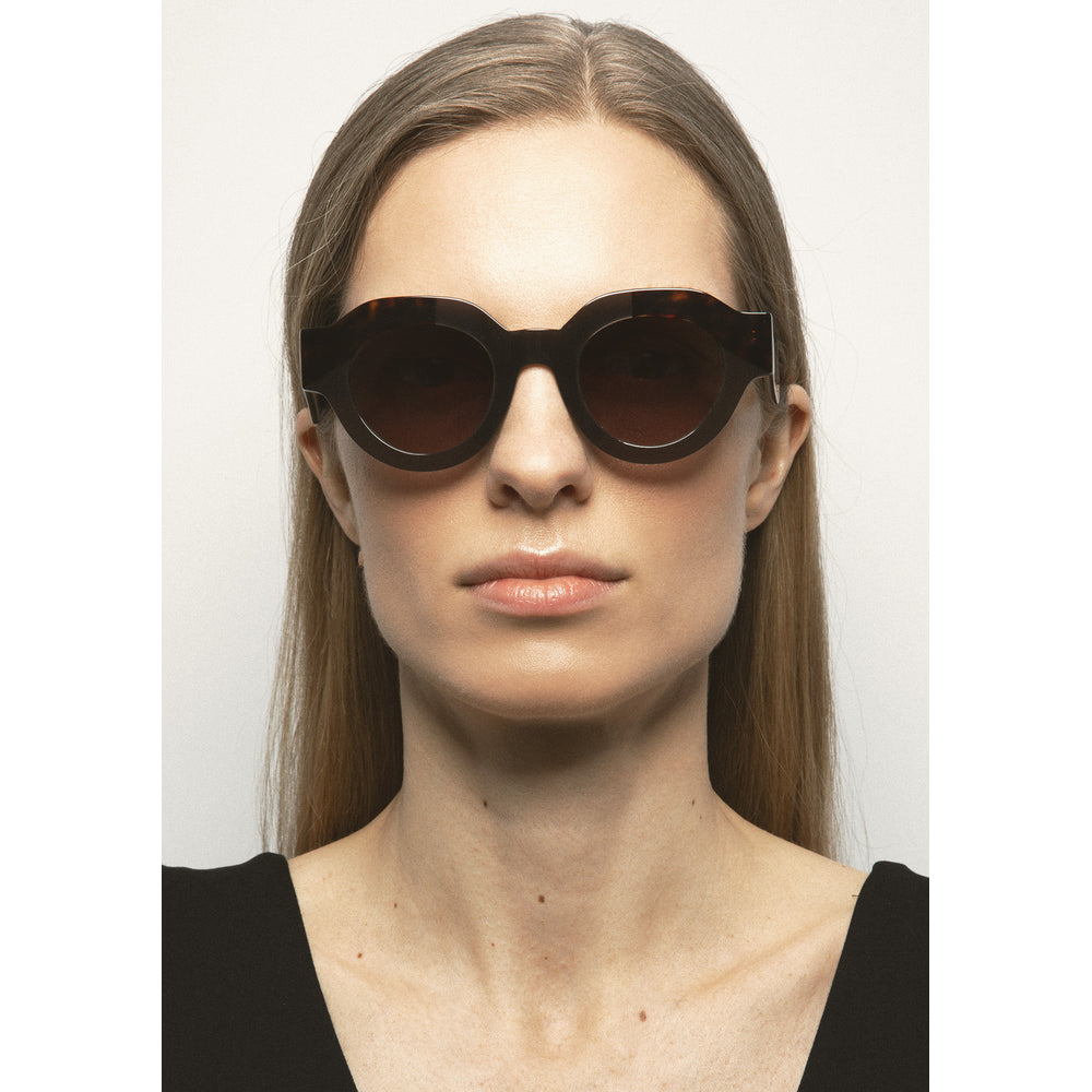 Kaleos Travers Marron Laiteux 02 portée - Les Lunettes de Pauline
