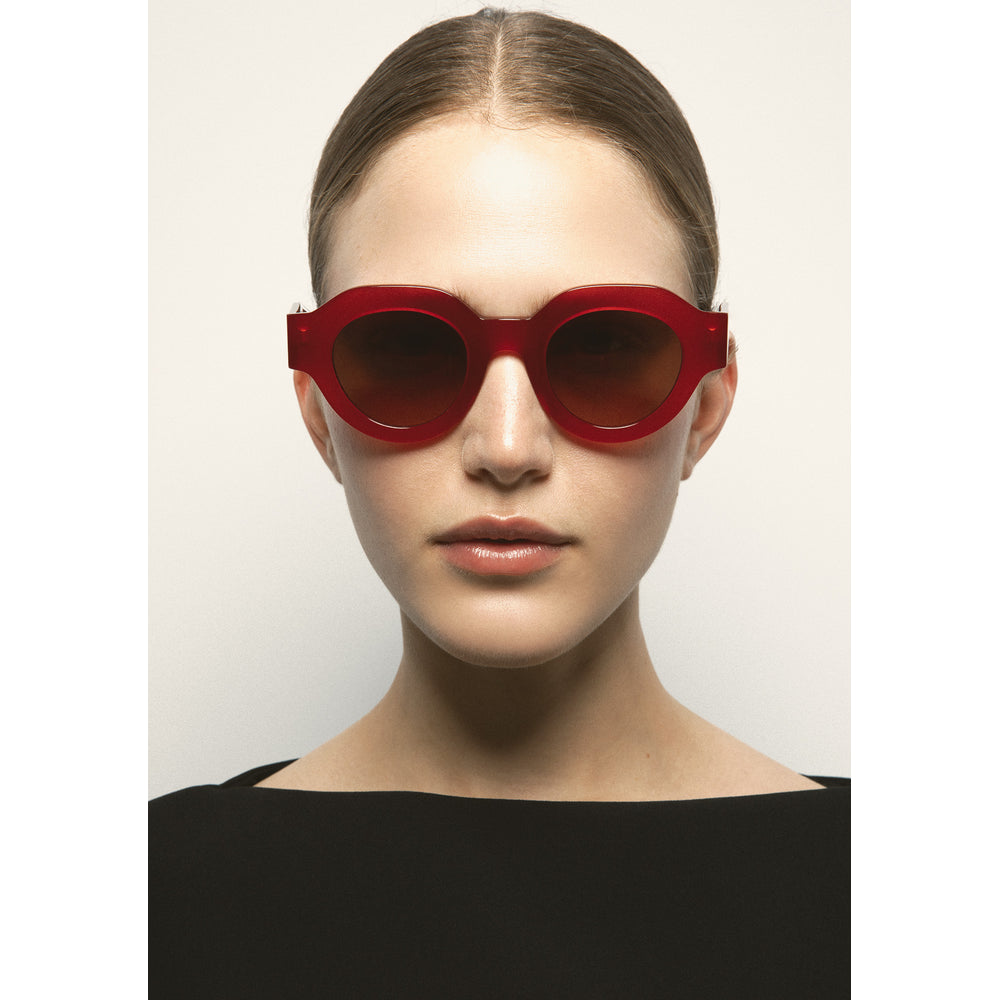 Kaleos Travers Rouge Laiteux 03 portée - Les Lunettes de Pauline