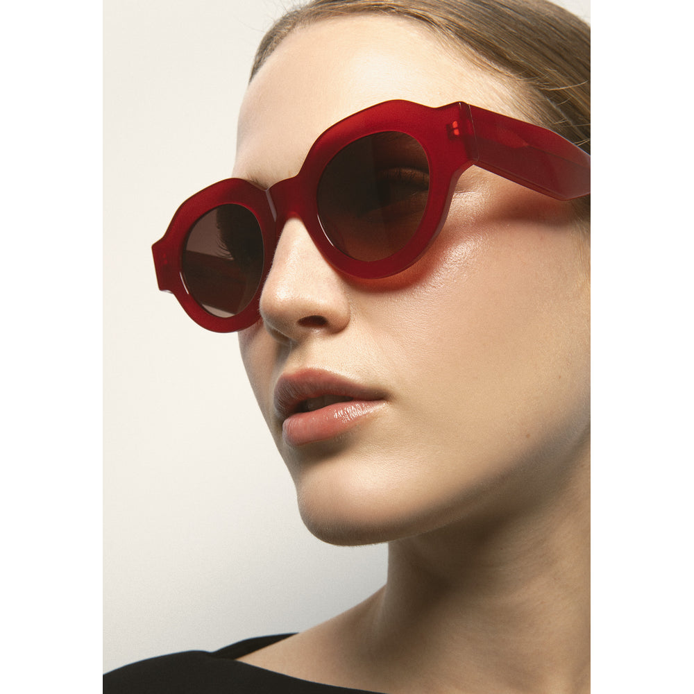 Kaleos Travers Rouge Laiteux 03 portée, trois-quarts - Les Lunettes de Pauline