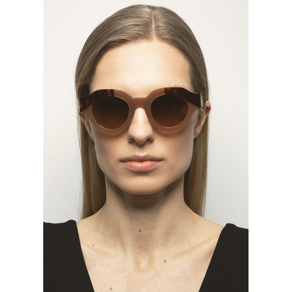 Kaleos Travers Marron Laiteux 04 portée - Les Lunettes de Pauline
