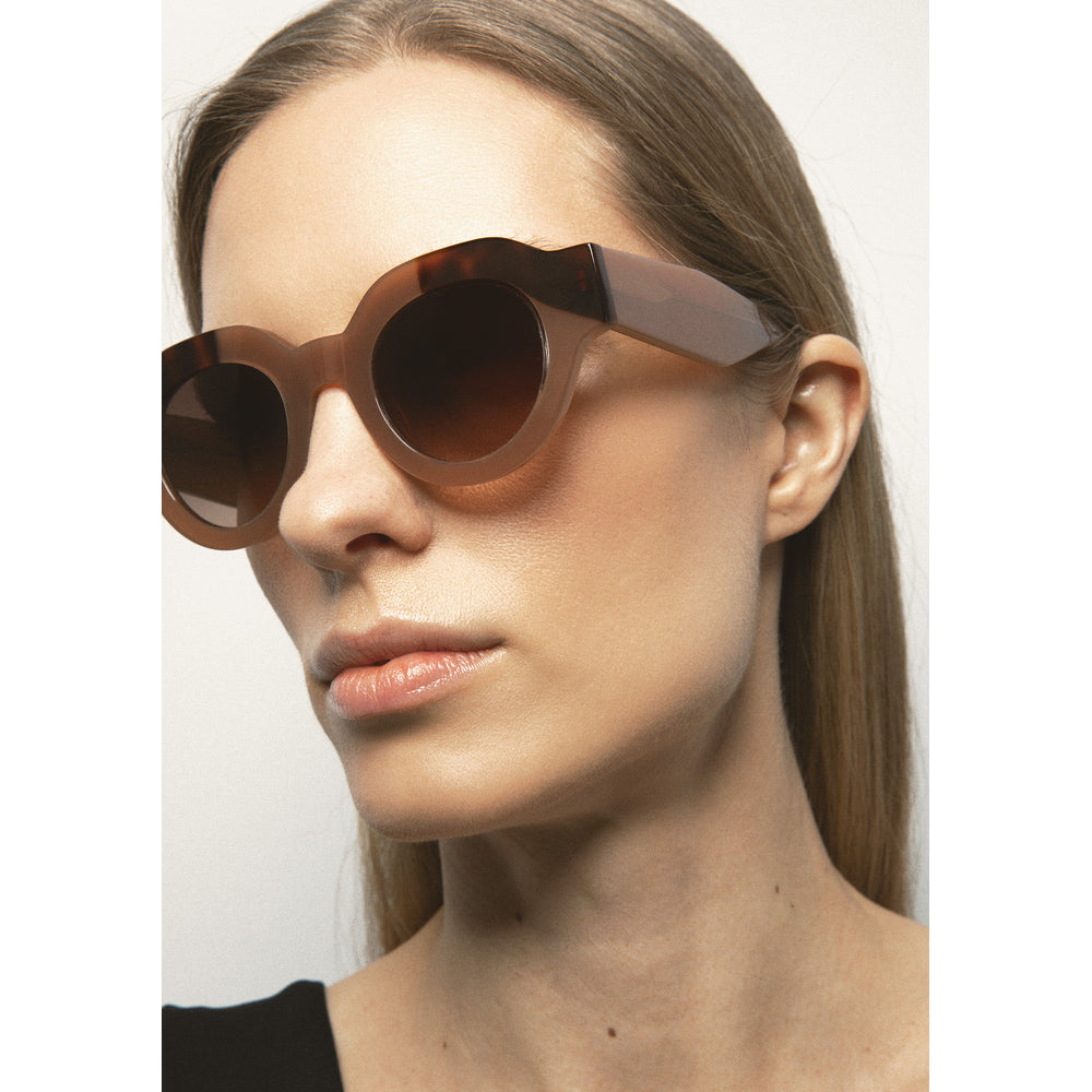 Kaleos Travers Marron Laiteux 04 portée, trois-quarts - Les Lunettes de Pauline