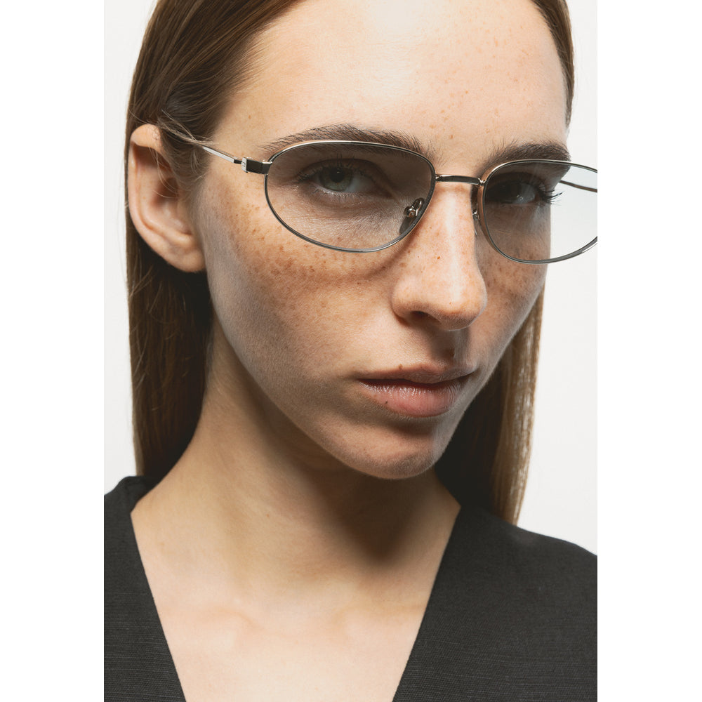 Kaleos Deboer Argent Photochromique 03 portée, trois-quarts - Les Lunettes de Pauline
