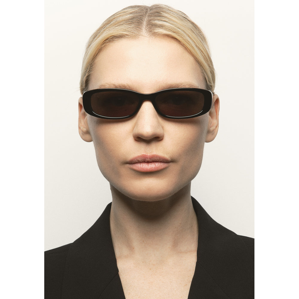 Kaleos Minx Noir 01 portée - Les Lunettes de Pauline