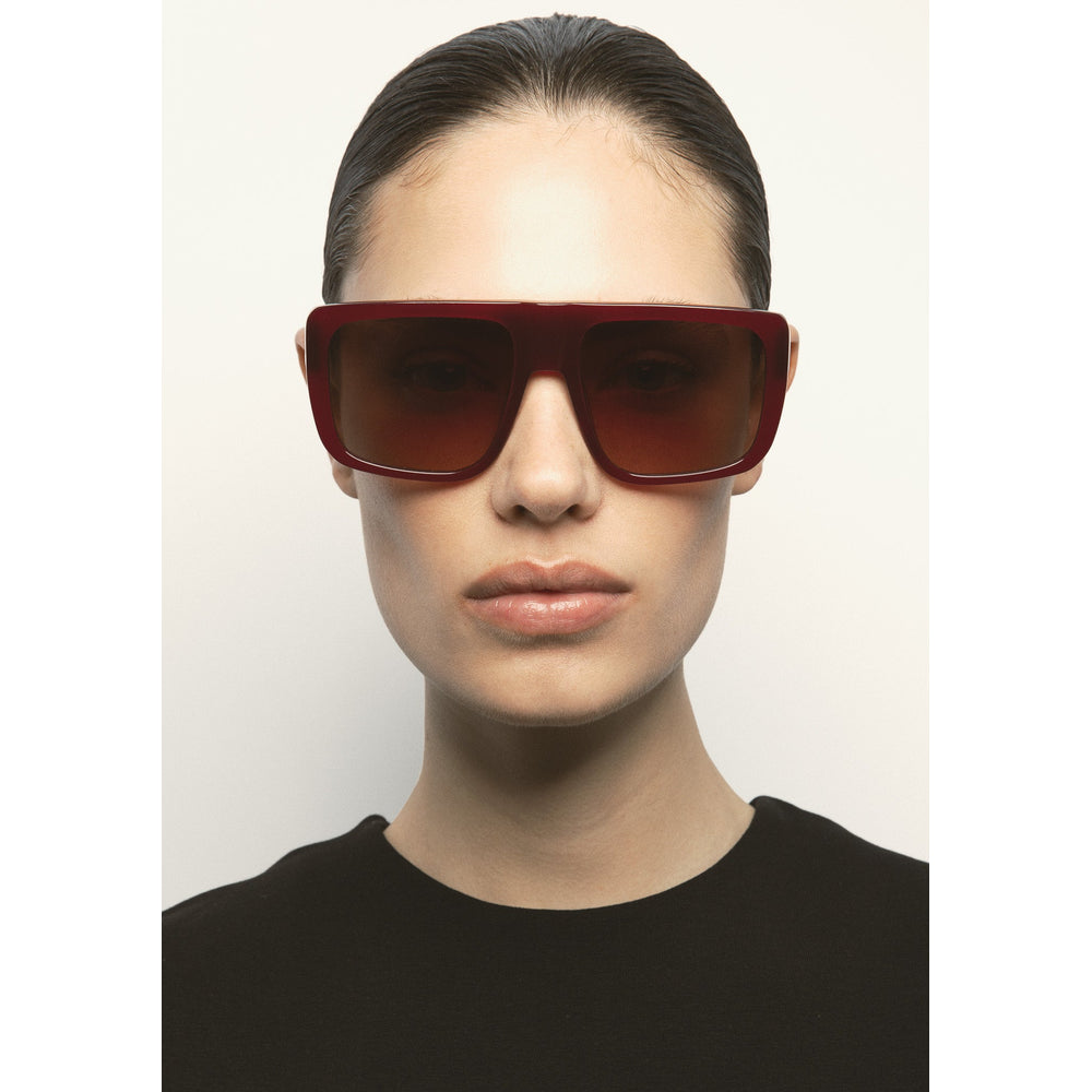 Kaleos Bender Cerise Laiteux 05 portée - Les Lunettes de Pauline