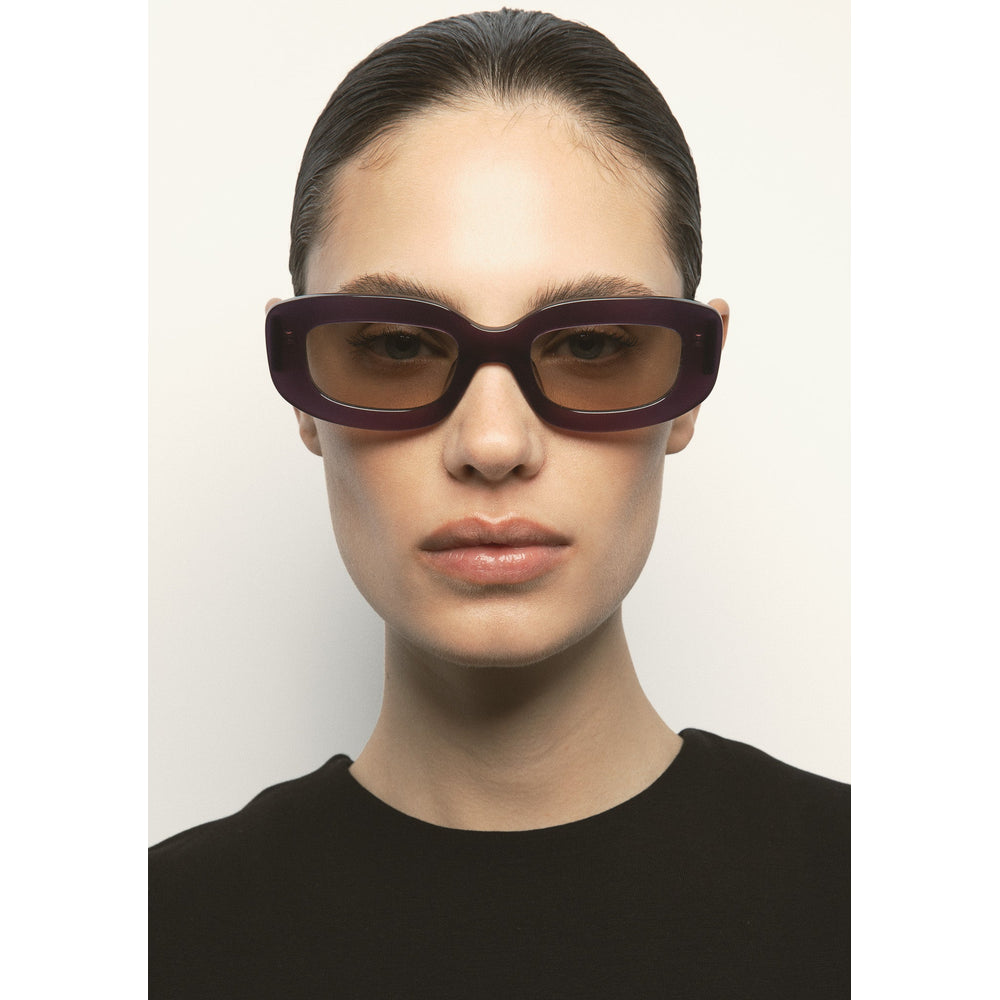 Kaleos Eluard Violet Laiteux Photochromique 05 portée - Les Lunettes de Pauline