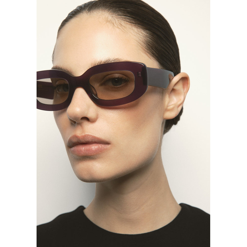 Kaleos Eluard Violet Laiteux Photochromique 05 portée, trois-quarts - Les Lunettes de Pauline