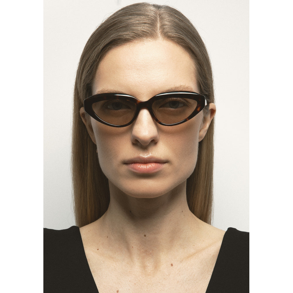 Kaleos Blum Havane Foncé Photochromique 02 portée - Les Lunettes de Pauline