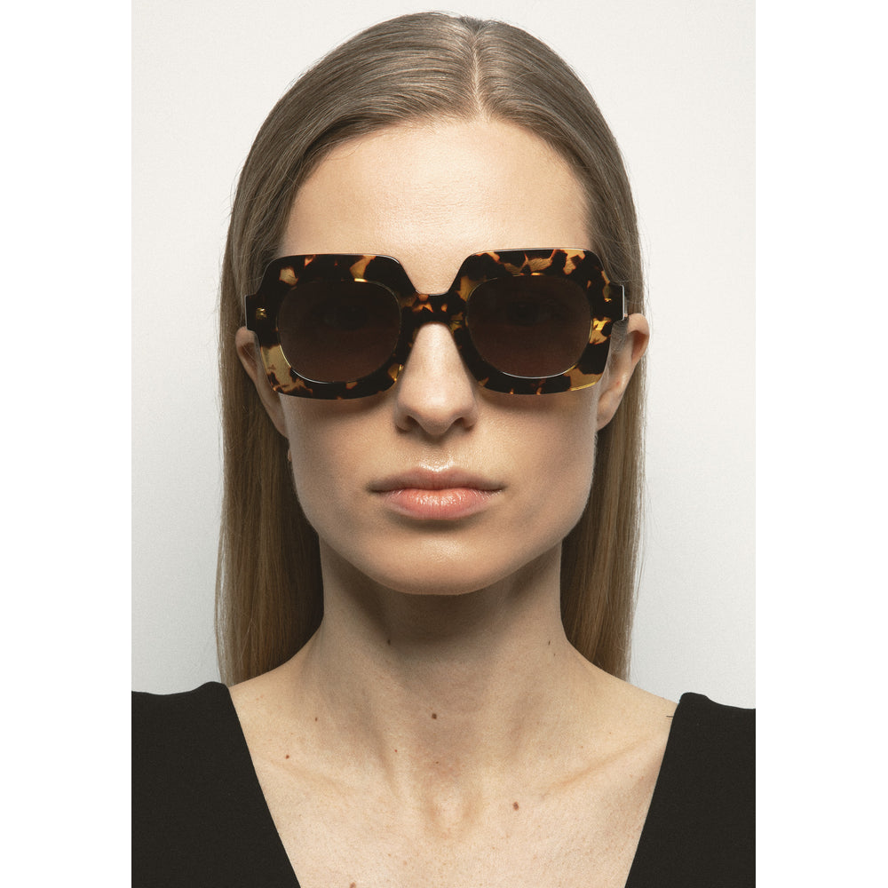 Kaleos Beaumier Havane Moucheté 02 portée - Les Lunettes de Pauline