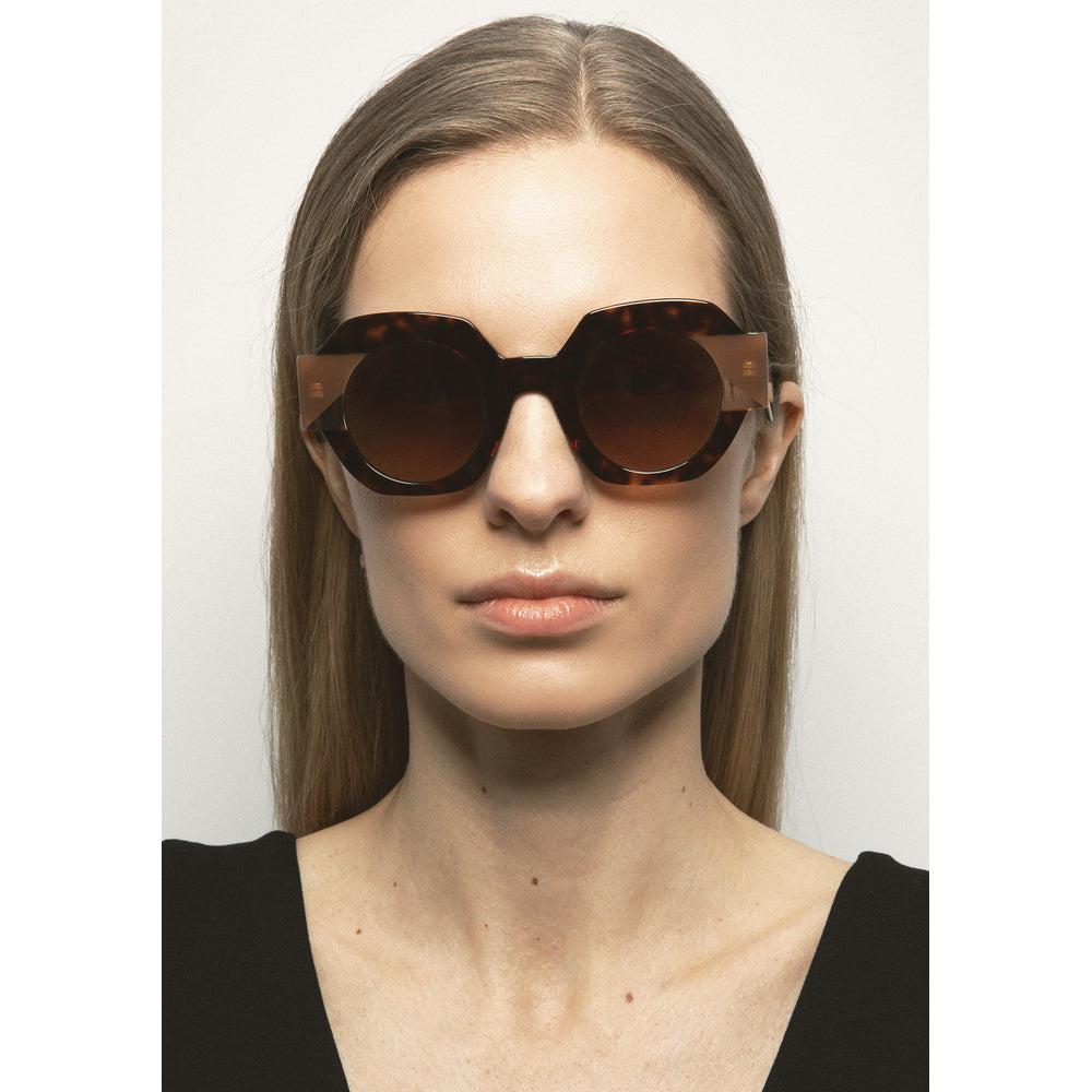Kaleos Gun Havane Foncé 02 portée - Les Lunettes de Pauline