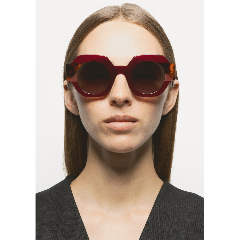 Kaleos Gun Cerise Laiteux 03 portée - Les Lunettes de Pauline