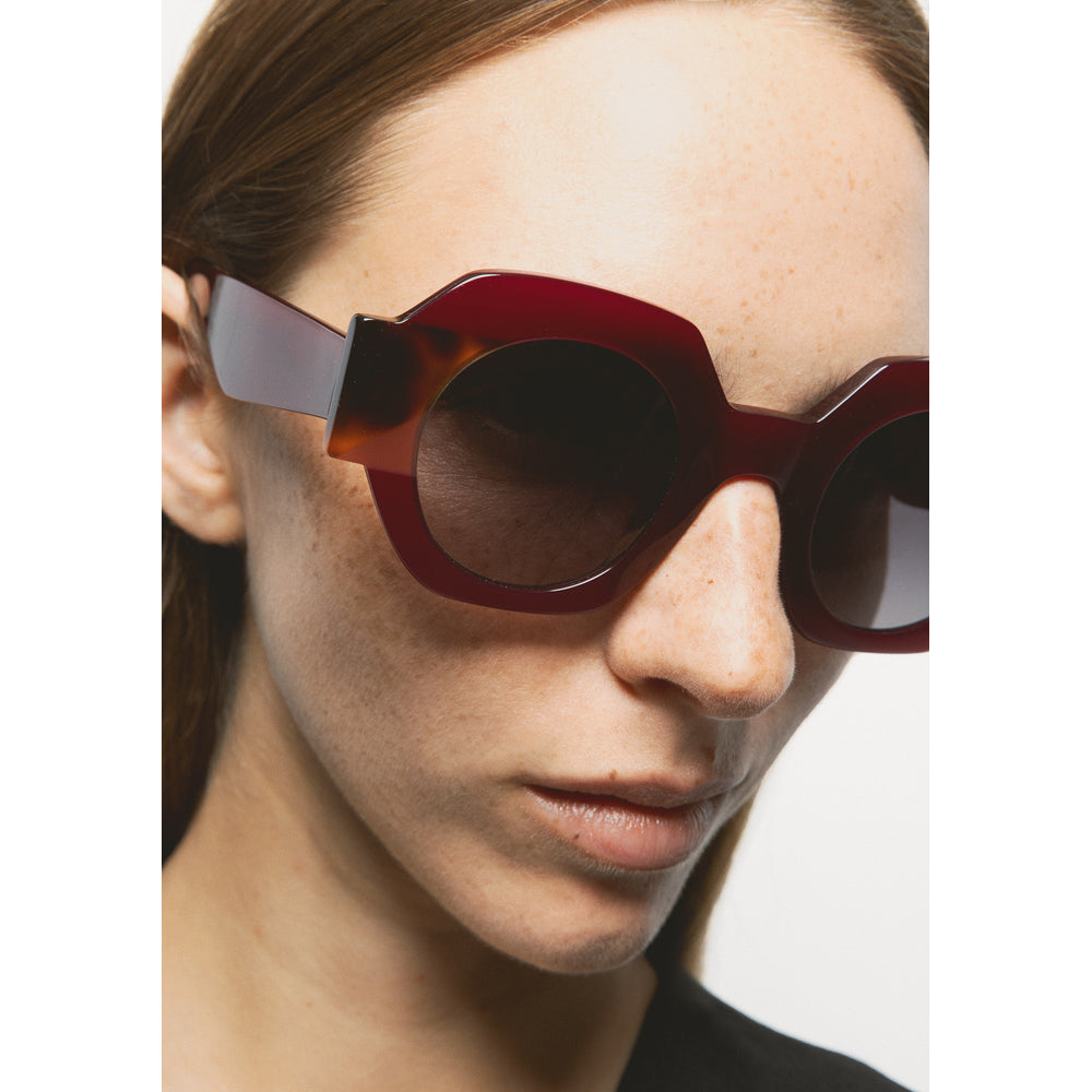 Kaleos Gun Cerise Laiteux 03 portée, trois-quarts - Les Lunettes de Pauline