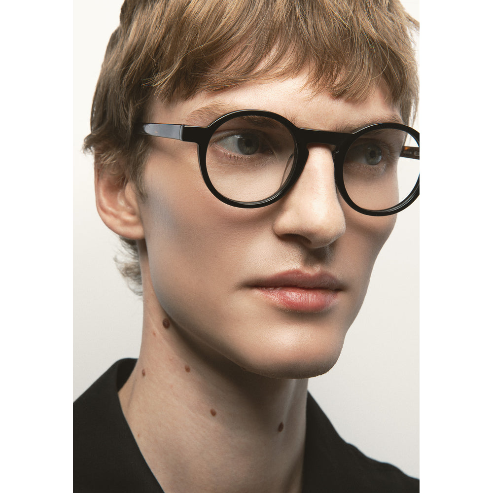 Kaleos Heller Noir 01 portée, détail - Les Lunettes de Pauline