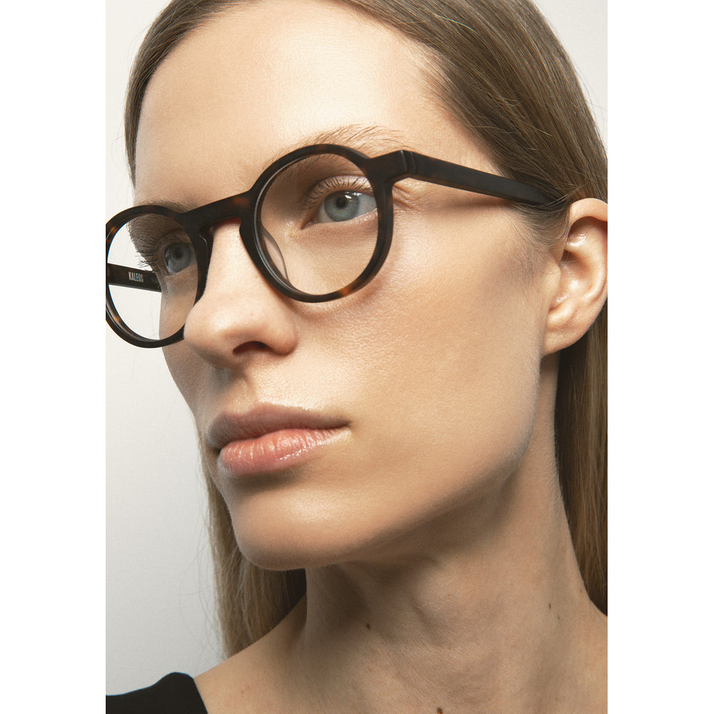 Kaleos Heller Havane Foncé Mat 02 portée, trois-quarts - Les Lunettes de Pauline